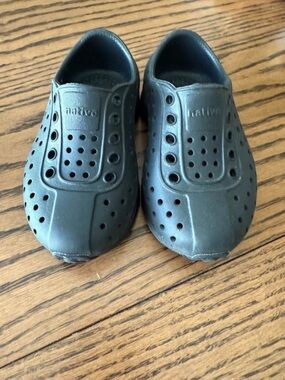 Native Kids Waterproof Slip-On Shoes in Black 6c (toddler)